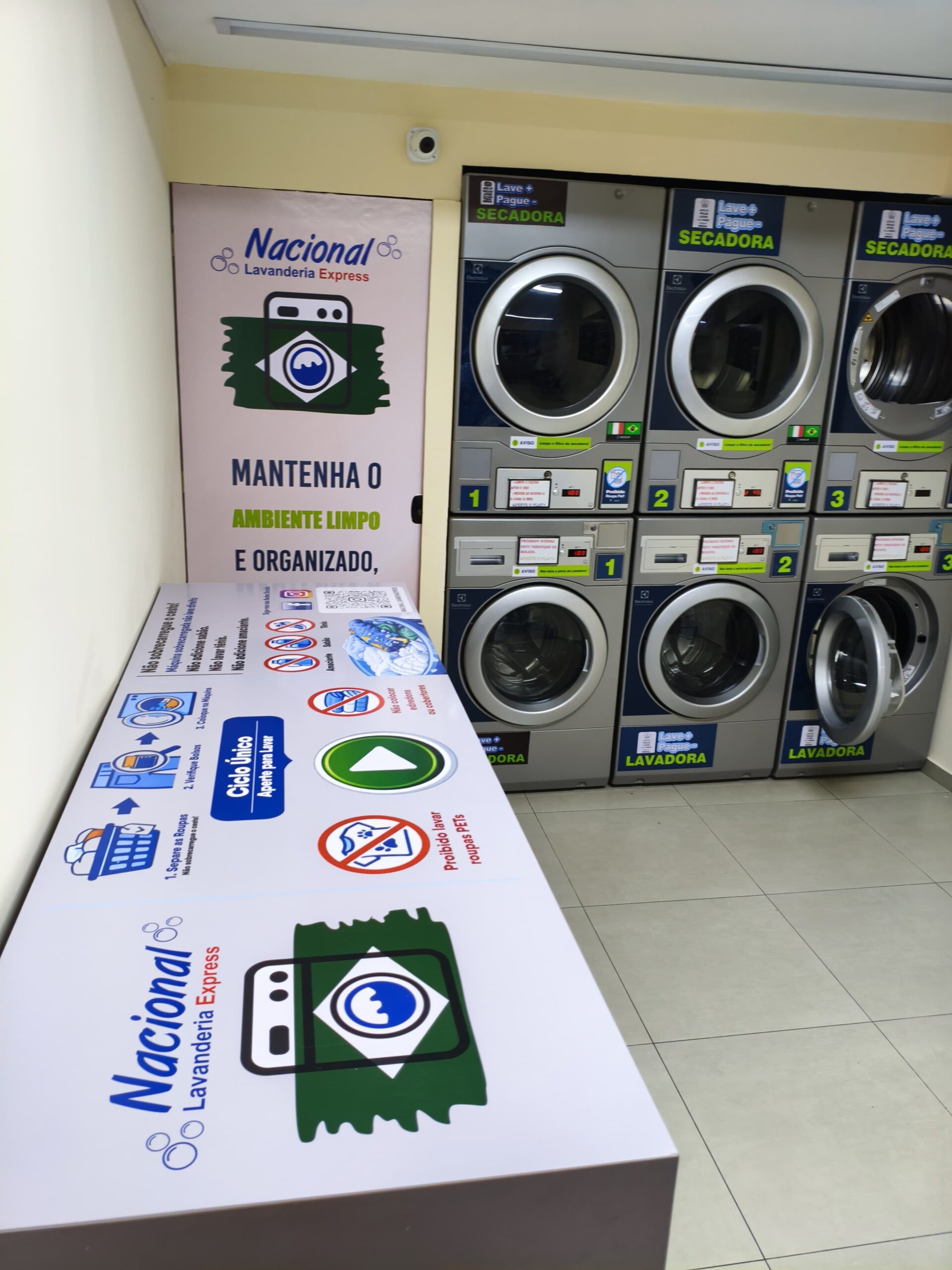 Imagem interna da Lavanderia Nacional Osasco com máquinas de lavagem